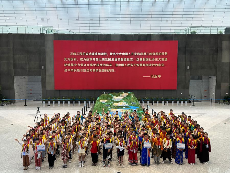 來自新疆、西藏、內(nèi)蒙古、重慶等地的三峽娃娃在三峽工程博物館合影留念。黃欣拍攝 來自新疆、西藏、內(nèi)蒙古、重慶等地的三峽娃娃在三峽工程博物館合影留念。黃欣拍攝