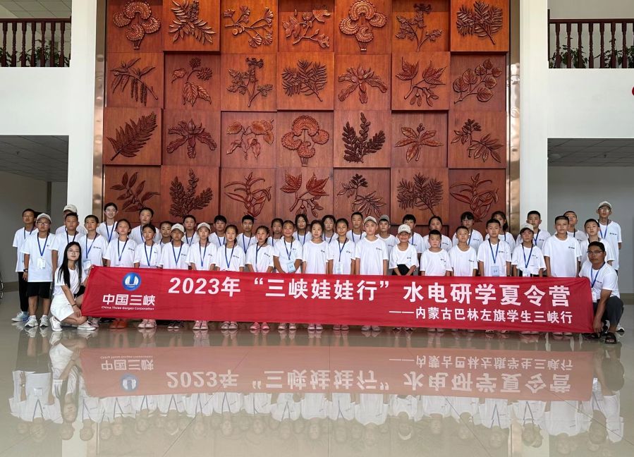 內蒙古巴林左旗三峽娃娃在珍稀植物培育基地合影留念。黃欣拍攝 內蒙古巴林左旗三峽娃娃在珍稀植物培育基地合影留念。黃欣拍攝